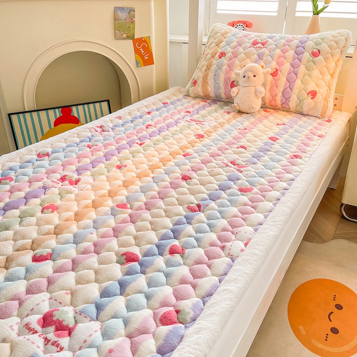 91家纺网 家纺一手货源 找家纺 喜居 2025新款加厚印花牛奶绒夹棉床垫床褥垫褥子床护垫 炫彩草莓