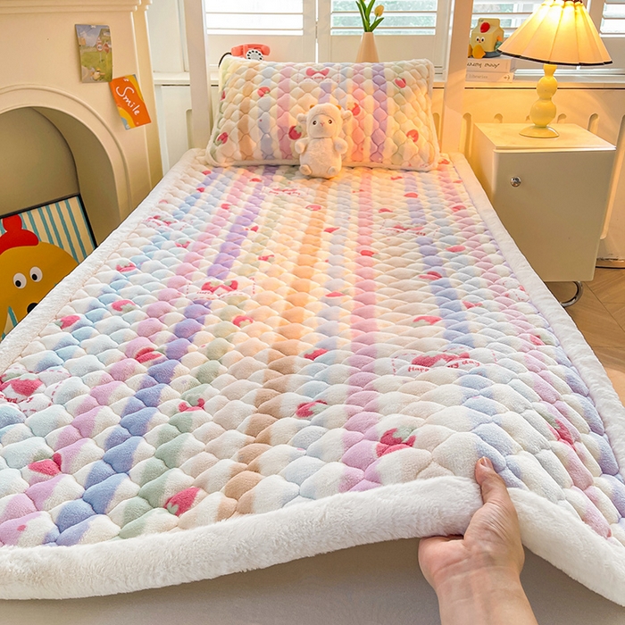 91家纺网 家纺一手货源 找家纺 喜居 2025新款加厚印花牛奶绒夹棉床垫床褥垫褥子床护垫 炫彩草莓