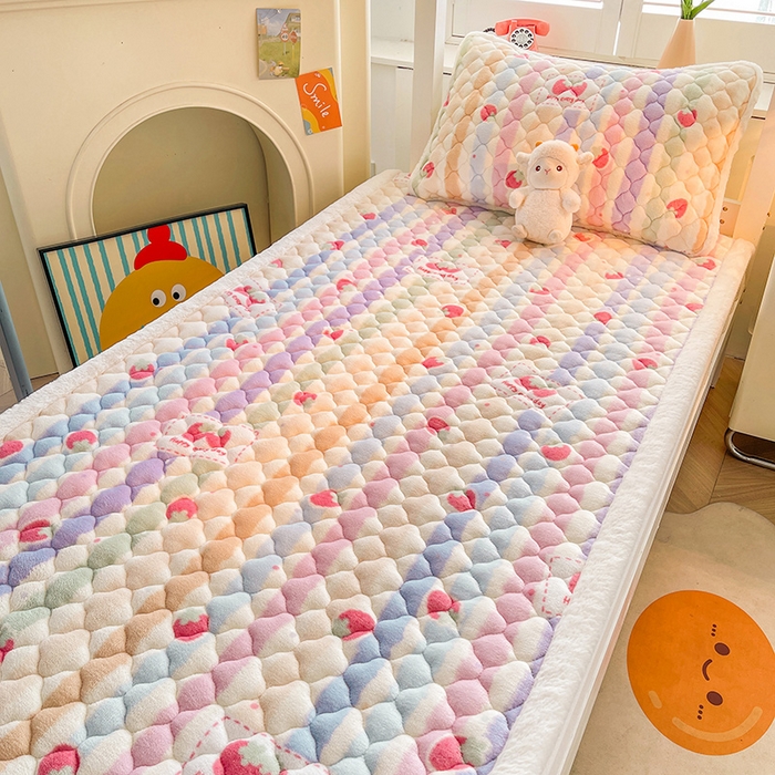 91家纺网 家纺一手货源 找家纺 喜居 2025新款加厚印花牛奶绒夹棉床垫床褥垫褥子床护垫 炫彩草莓