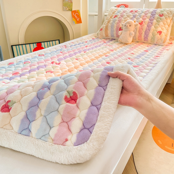 91家纺网 家纺一手货源 找家纺 喜居 2025新款加厚印花牛奶绒夹棉床垫床褥垫褥子床护垫 炫彩草莓