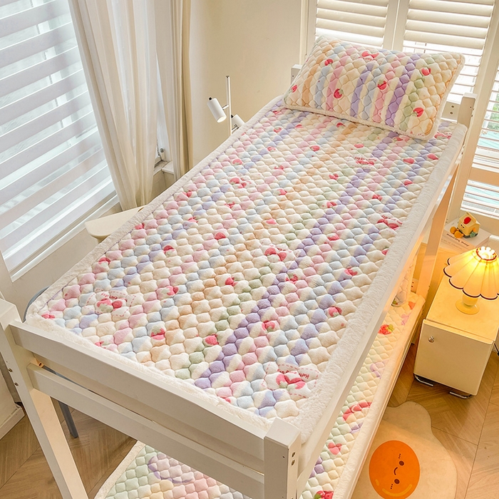 91家纺网 家纺一手货源 找家纺 喜居 2025新款加厚印花牛奶绒夹棉床垫床褥垫褥子床护垫 炫彩草莓