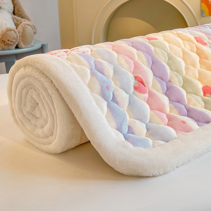 91家纺网 家纺一手货源 找家纺 喜居 2025新款加厚印花牛奶绒夹棉床垫床褥垫褥子床护垫 炫彩草莓