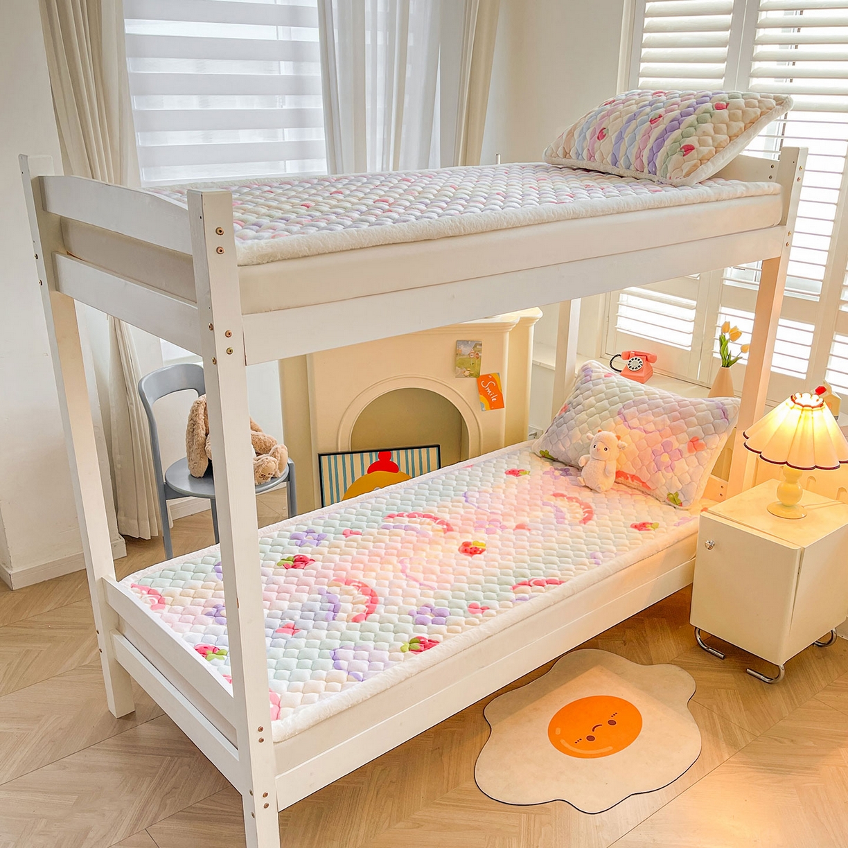 91家纺网 家纺一手货源 找家纺 喜居 2025新款加厚印花牛奶绒夹棉床垫床褥垫褥子床护垫 彩虹草莓