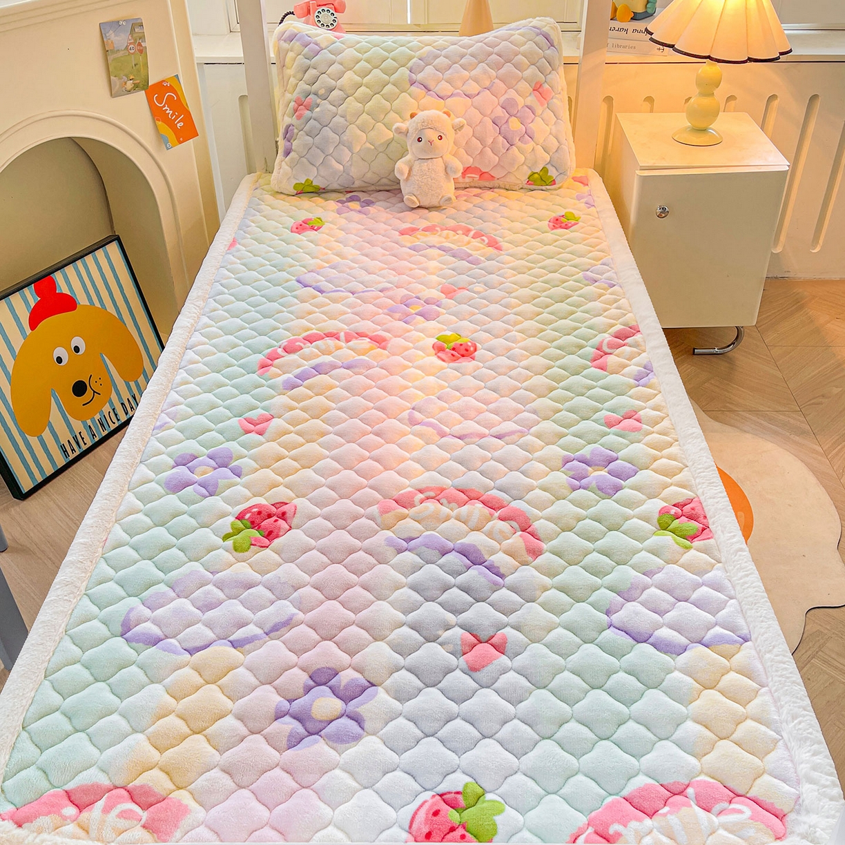 91家纺网 家纺一手货源 找家纺 喜居 2025新款加厚印花牛奶绒夹棉床垫床褥垫褥子床护垫 彩虹草莓