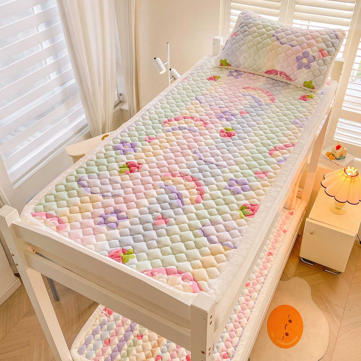 91家纺网 家纺一手货源 找家纺 喜居 2025新款加厚印花牛奶绒夹棉床垫床褥垫褥子床护垫 彩虹草莓