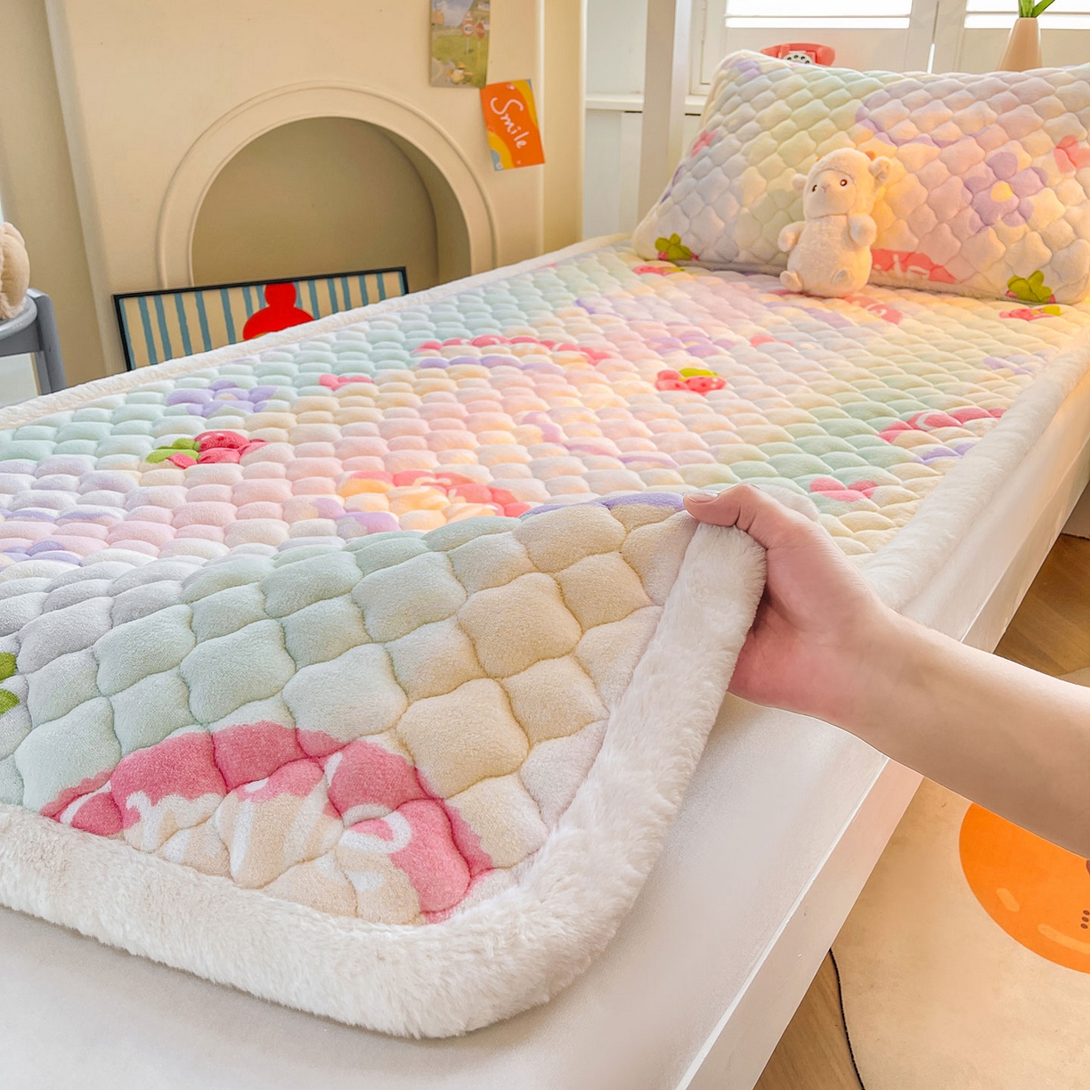 91家纺网 家纺一手货源 找家纺 喜居 2025新款加厚印花牛奶绒夹棉床垫床褥垫褥子床护垫 彩虹草莓