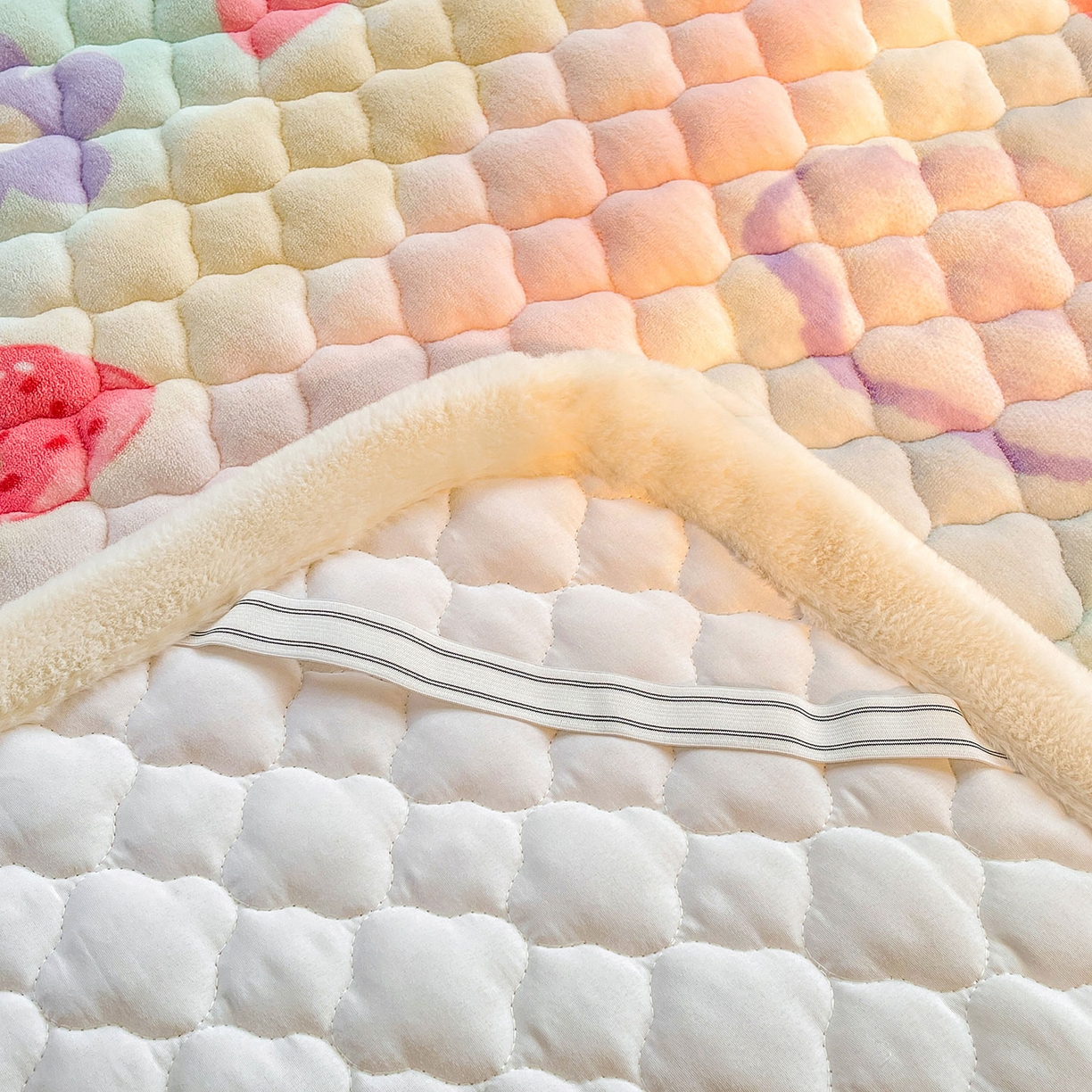 91家纺网 家纺一手货源 找家纺 喜居 2025新款加厚印花牛奶绒夹棉床垫床褥垫褥子床护垫 彩虹草莓