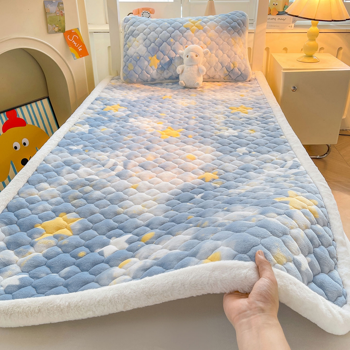 91家纺网 家纺一手货源 找家纺 喜居 2025新款加厚印花牛奶绒夹棉床垫床褥垫褥子床护垫 星空