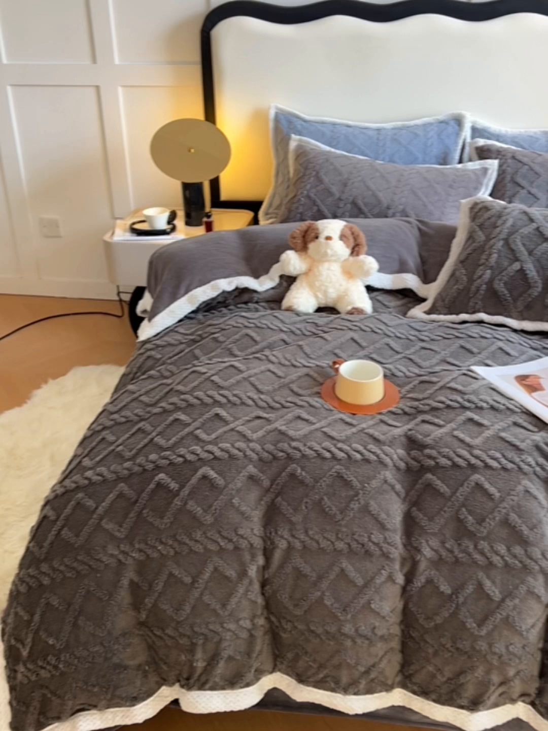 91家纺网 家纺一手货源 找家纺 贝拉梦家纺 2025新款加厚塔芙绒菱格纯色素色牛奶绒四件套 古鼎灰