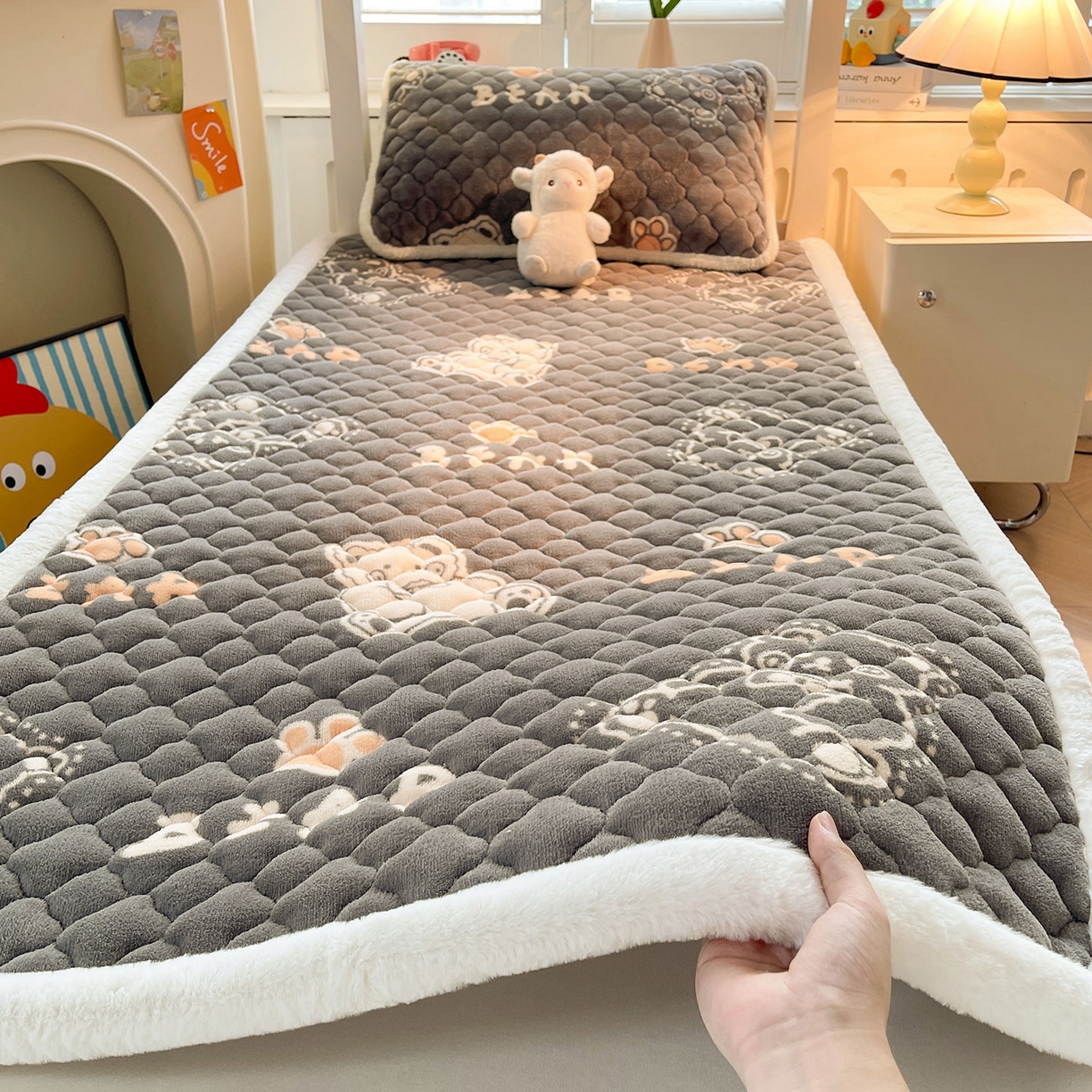 91家纺网 家纺一手货源 找家纺 喜居 2025新款加厚印花牛奶绒夹棉床垫床褥垫褥子床护垫 嘟嘟熊