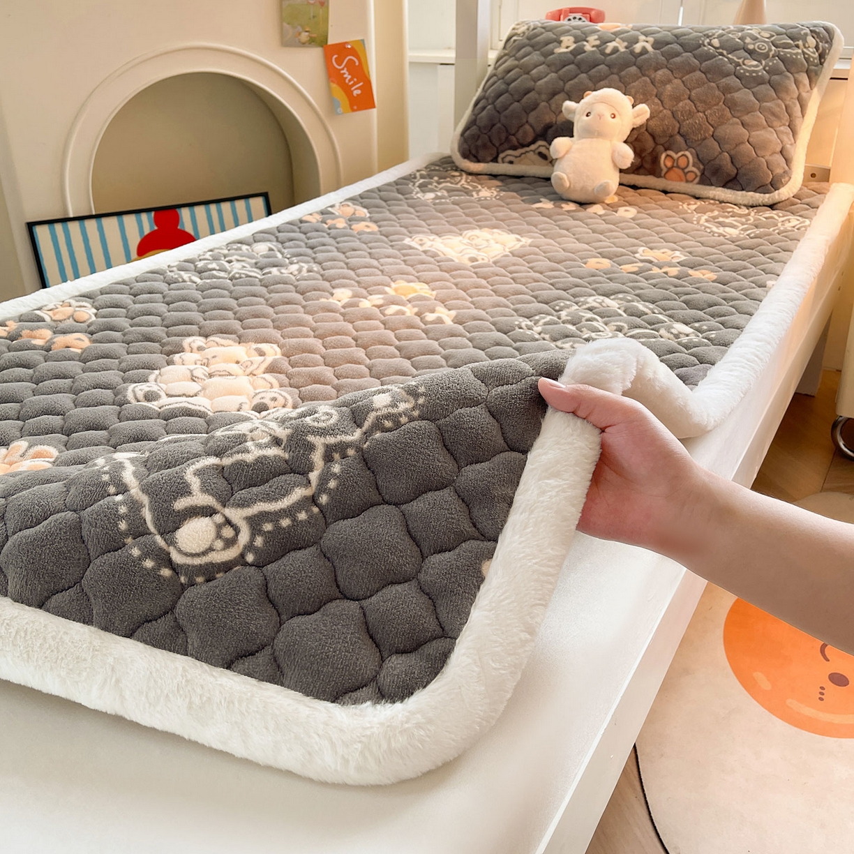 91家纺网 家纺一手货源 找家纺 喜居 2025新款加厚印花牛奶绒夹棉床垫床褥垫褥子床护垫 嘟嘟熊