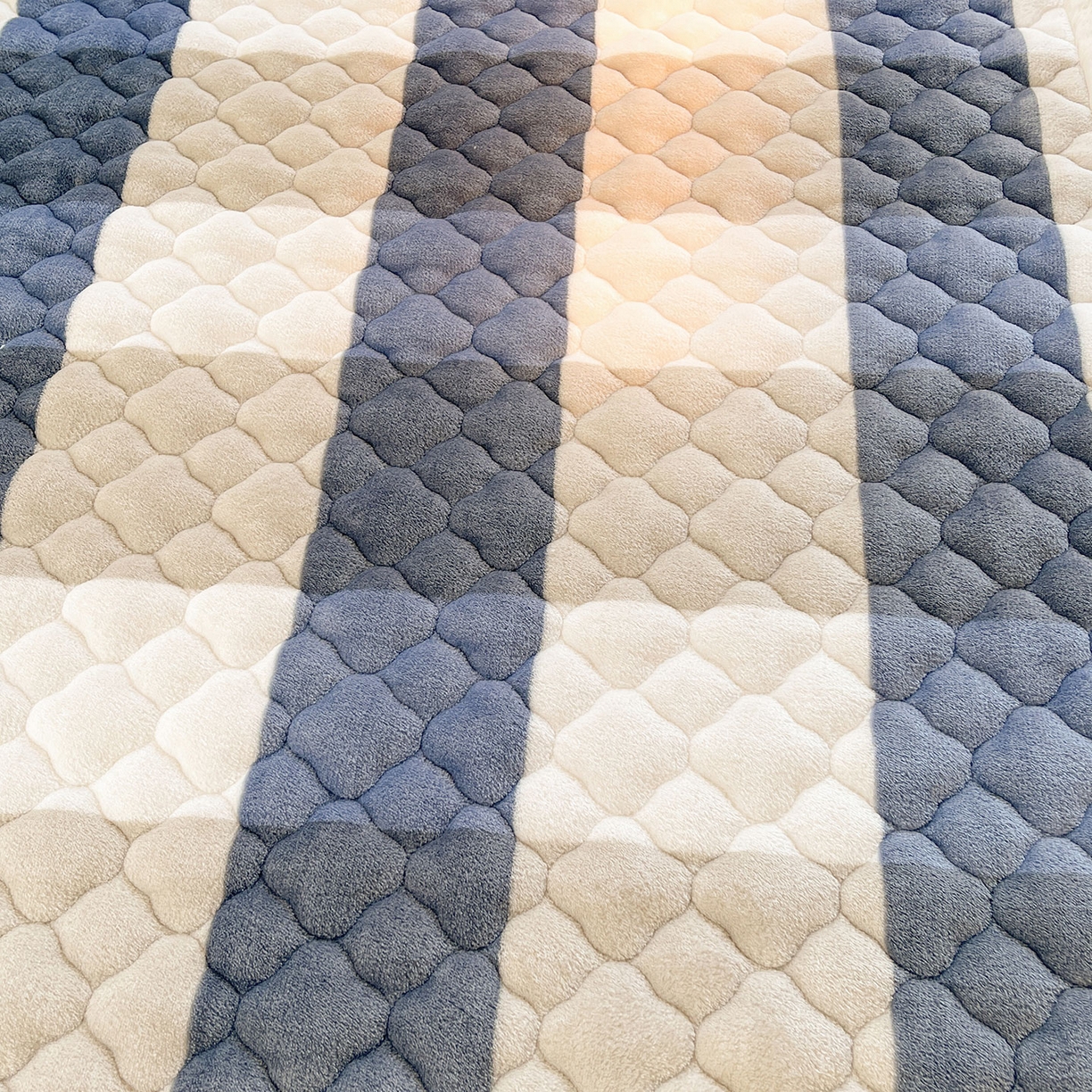 91家纺网 家纺一手货源 找家纺 喜居 2025新款加厚印花牛奶绒夹棉床垫床褥垫褥子床护垫 蓝大格