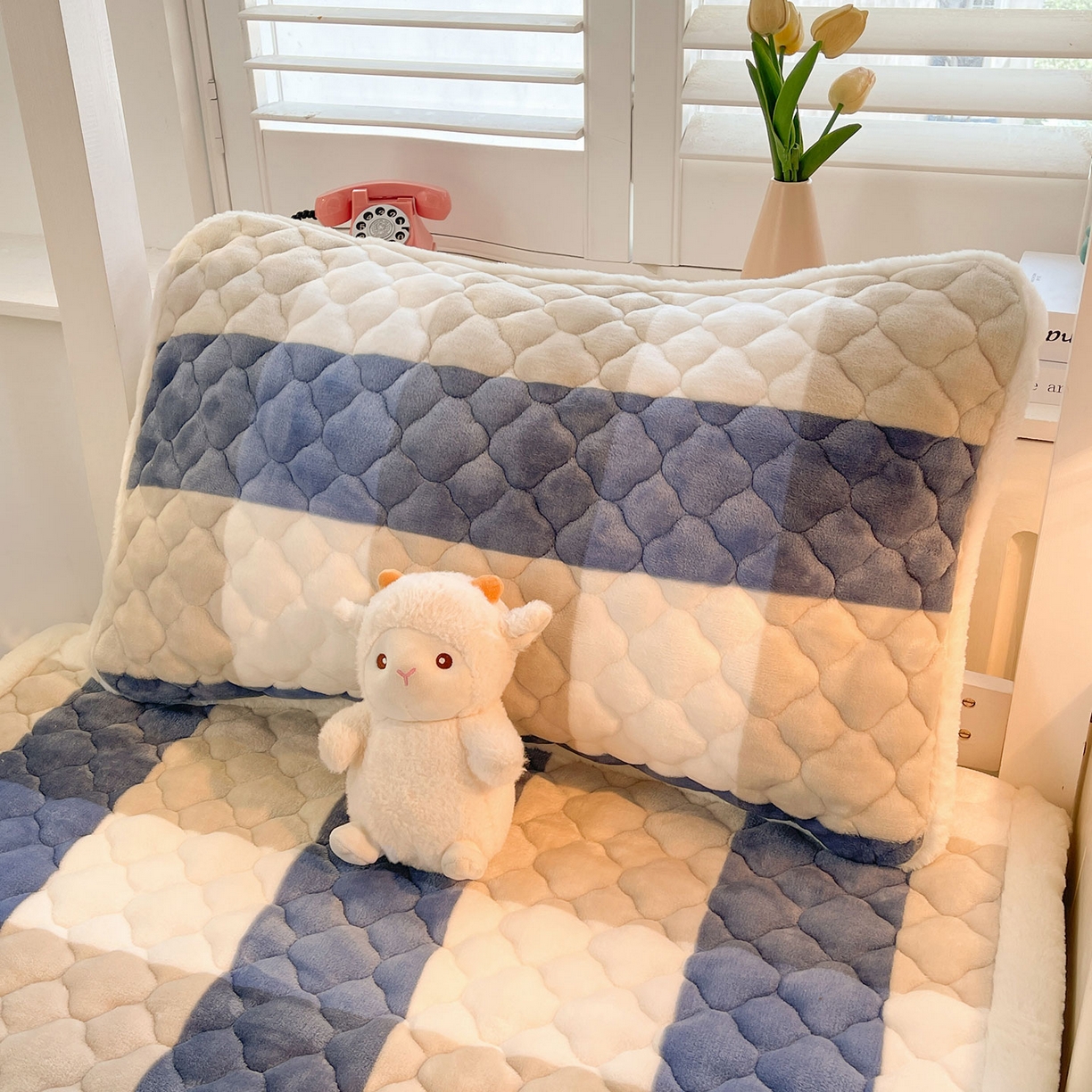 91家纺网 家纺一手货源 找家纺 喜居 2025新款加厚印花牛奶绒夹棉床垫床褥垫褥子床护垫 蓝大格