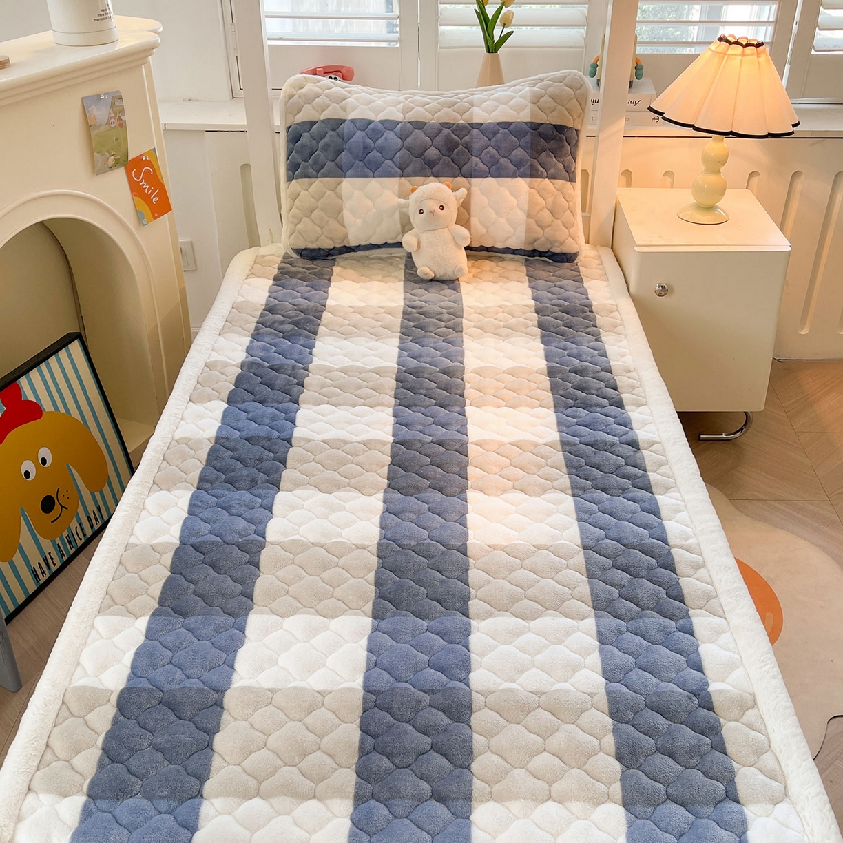 91家纺网 家纺一手货源 找家纺 喜居 2025新款加厚印花牛奶绒夹棉床垫床褥垫褥子床护垫 蓝大格