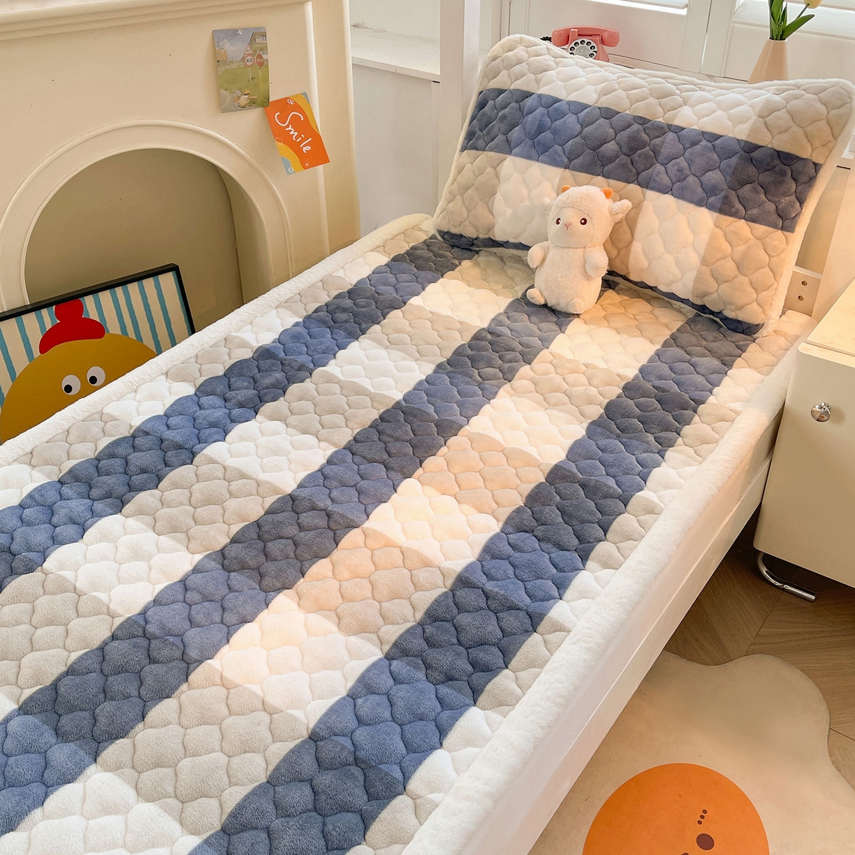 91家纺网 家纺一手货源 找家纺 喜居 2025新款加厚印花牛奶绒夹棉床垫床褥垫褥子床护垫 蓝大格