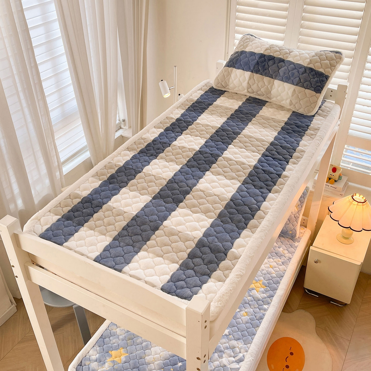 91家纺网 家纺一手货源 找家纺 喜居 2025新款加厚印花牛奶绒夹棉床垫床褥垫褥子床护垫 蓝大格