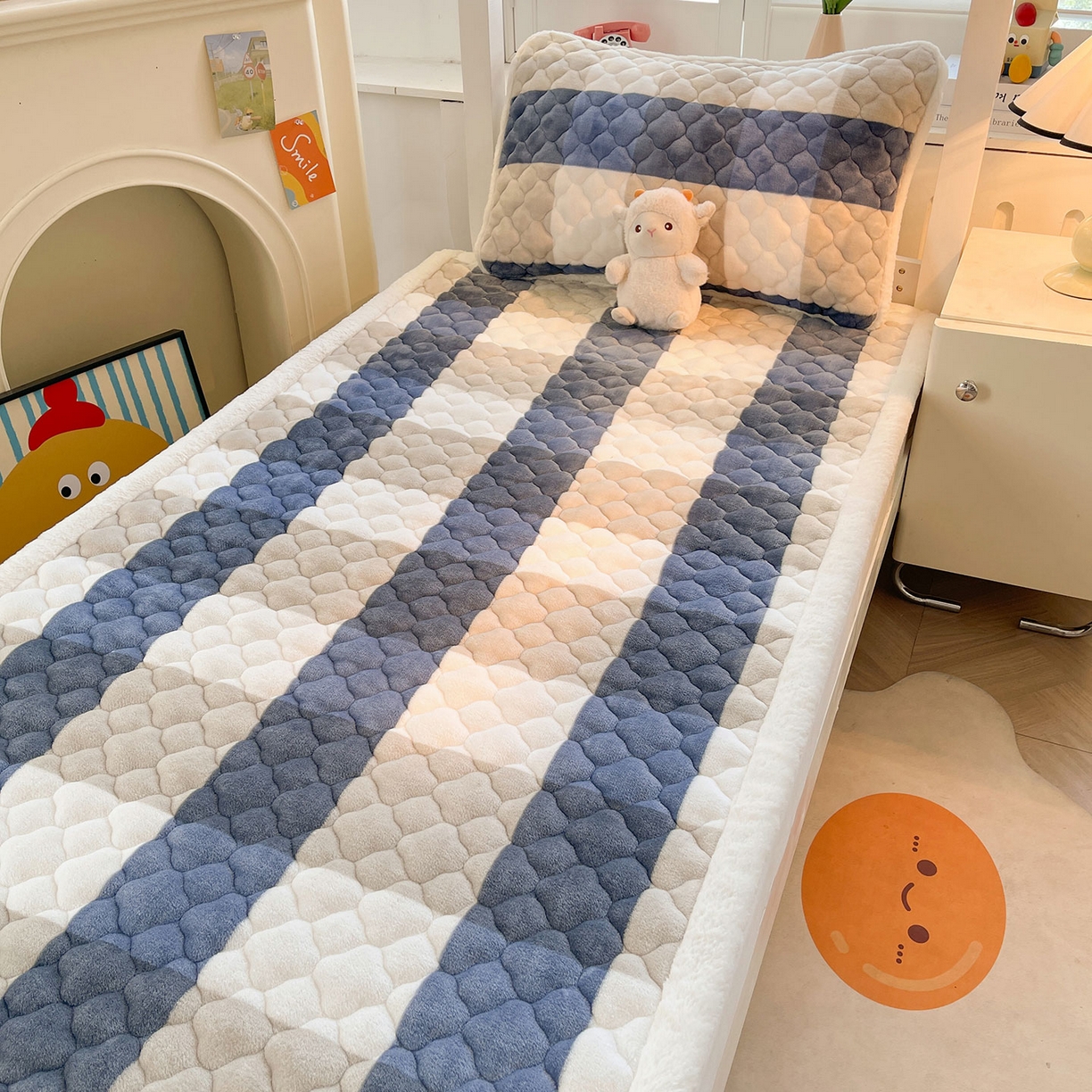 91家纺网 家纺一手货源 找家纺 喜居 2025新款加厚印花牛奶绒夹棉床垫床褥垫褥子床护垫 蓝大格