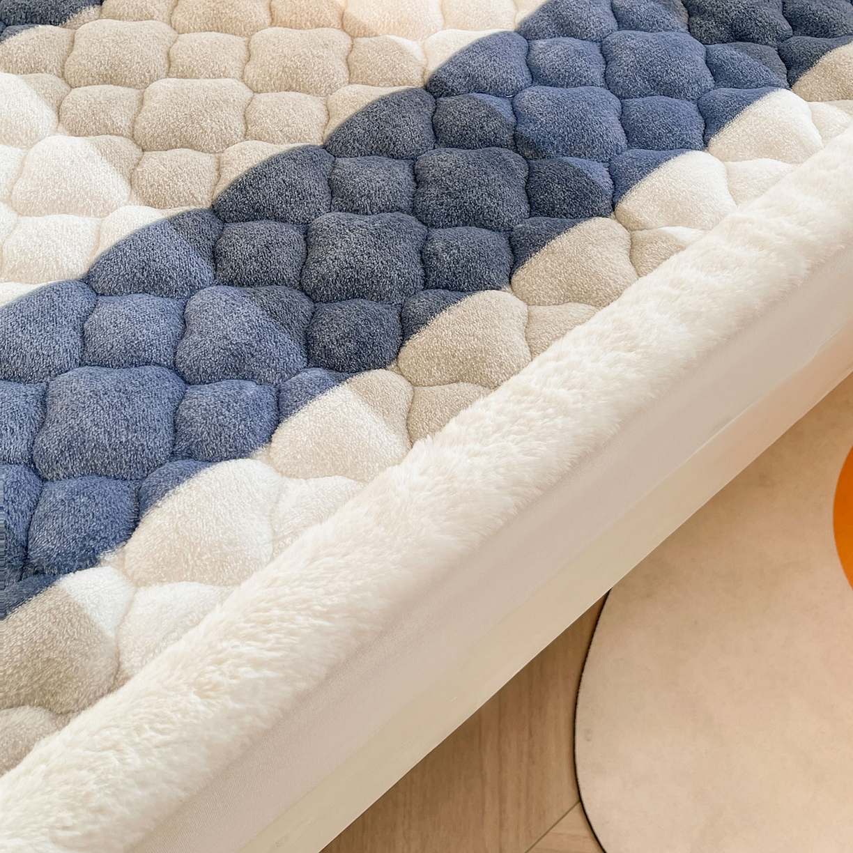 91家纺网 家纺一手货源 找家纺 喜居 2025新款加厚印花牛奶绒夹棉床垫床褥垫褥子床护垫 蓝大格