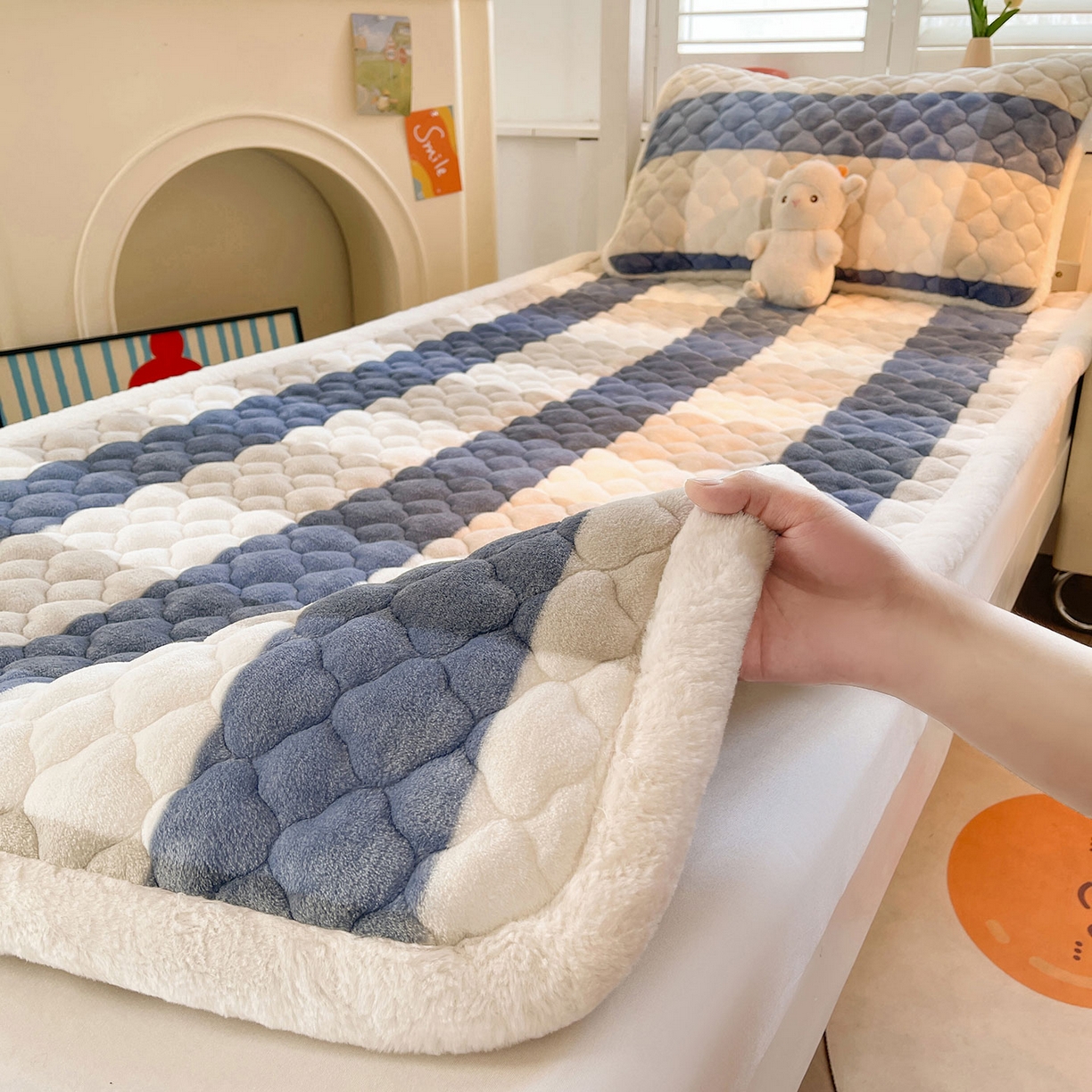 91家纺网 家纺一手货源 找家纺 喜居 2025新款加厚印花牛奶绒夹棉床垫床褥垫褥子床护垫 蓝大格