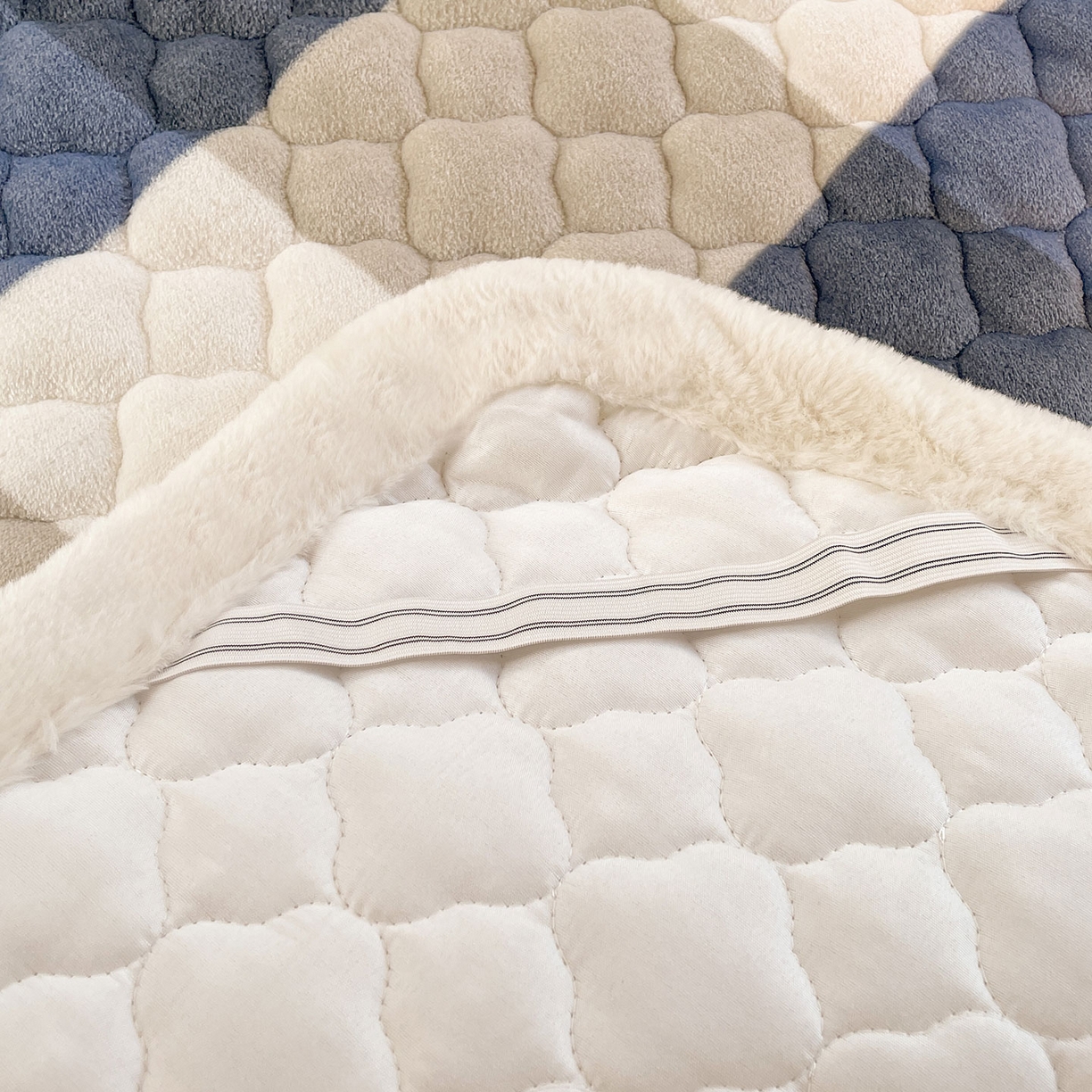 91家纺网 家纺一手货源 找家纺 喜居 2025新款加厚印花牛奶绒夹棉床垫床褥垫褥子床护垫 蓝大格