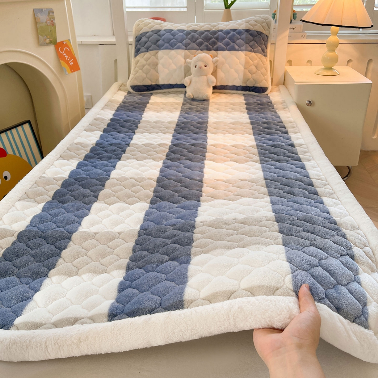 91家纺网 家纺一手货源 找家纺 喜居 2025新款加厚印花牛奶绒夹棉床垫床褥垫褥子床护垫 蓝大格