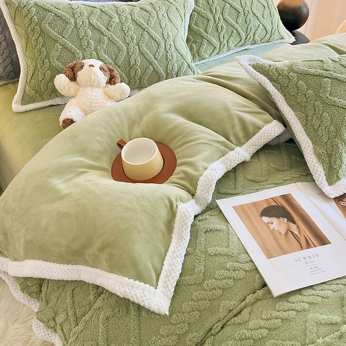 91家纺网 家纺一手货源 找家纺 贝拉梦家纺 2025新款加厚塔芙绒菱格纯色素色牛奶绒四件套 曼巴绿