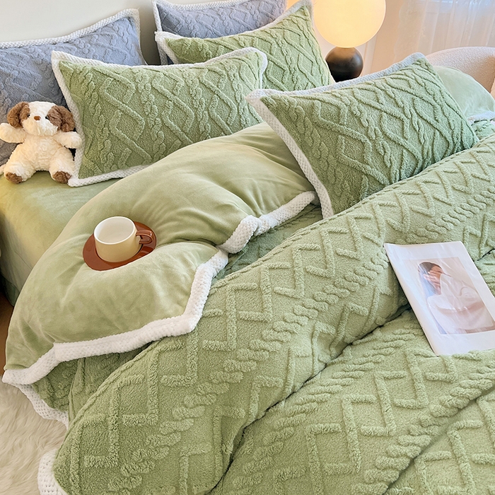 91家纺网 家纺一手货源 找家纺 贝拉梦家纺 2025新款加厚塔芙绒菱格纯色素色牛奶绒四件套 曼巴绿