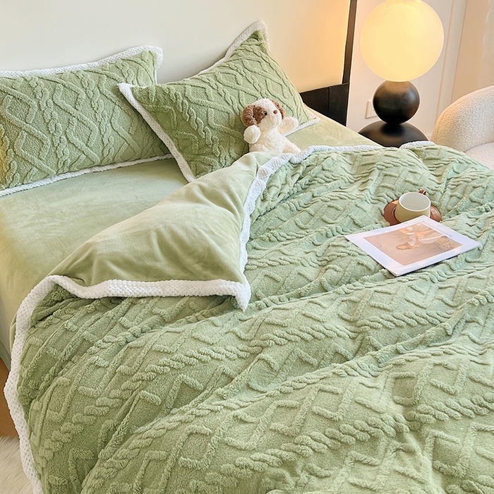 91家纺网 家纺一手货源 找家纺 贝拉梦家纺 2025新款加厚塔芙绒菱格纯色素色牛奶绒四件套 曼巴绿