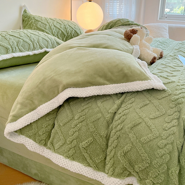 91家纺网 家纺一手货源 找家纺 贝拉梦家纺 2025新款加厚塔芙绒菱格纯色素色牛奶绒四件套 曼巴绿