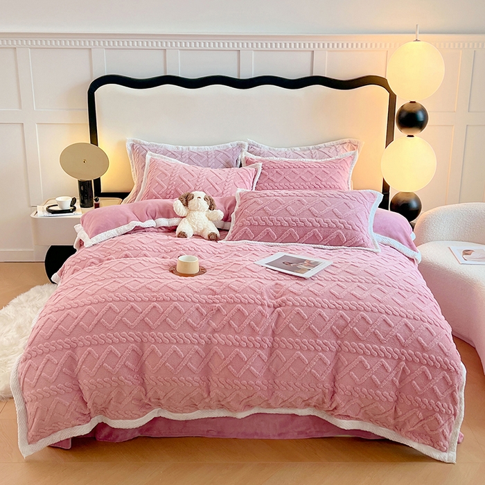 91家纺网 家纺一手货源 找家纺 贝拉梦家纺 2025新款加厚塔芙绒菱格纯色素色牛奶绒四件套 梦玫瑰