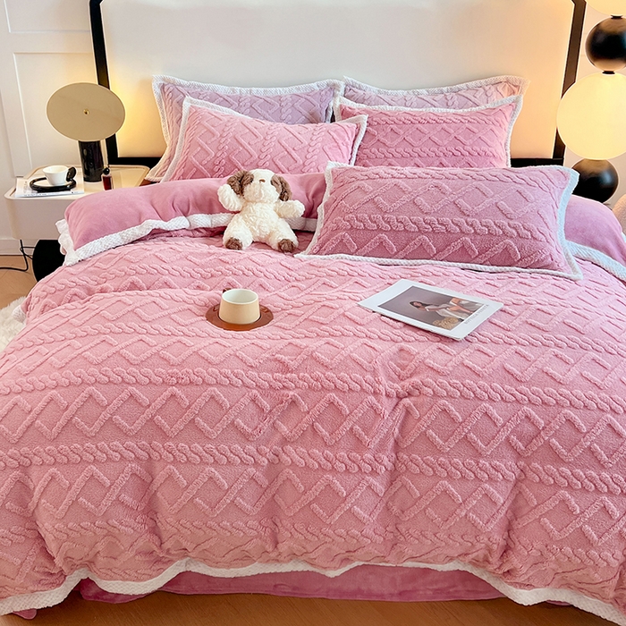 91家纺网 家纺一手货源 找家纺 贝拉梦家纺 2025新款加厚塔芙绒菱格纯色素色牛奶绒四件套 梦玫瑰