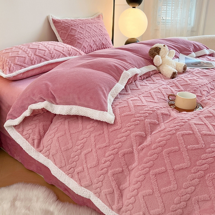 91家纺网 家纺一手货源 找家纺 贝拉梦家纺 2025新款加厚塔芙绒菱格纯色素色牛奶绒四件套 梦玫瑰