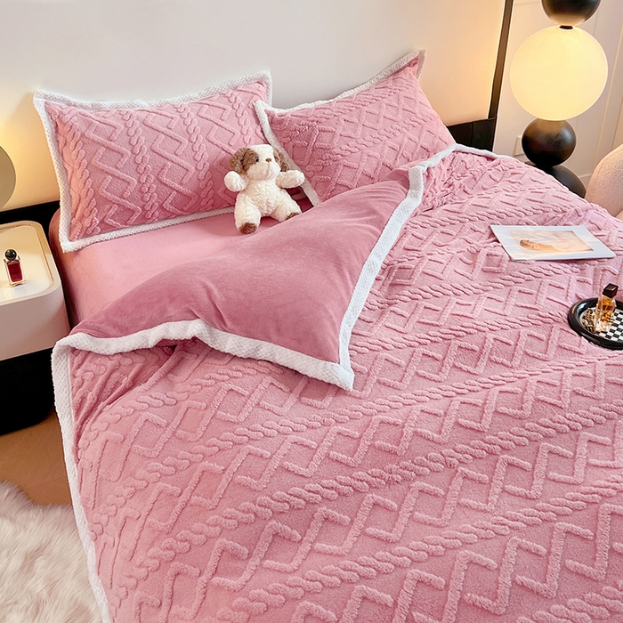 91家纺网 家纺一手货源 找家纺 贝拉梦家纺 2025新款加厚塔芙绒菱格纯色素色牛奶绒四件套 梦玫瑰