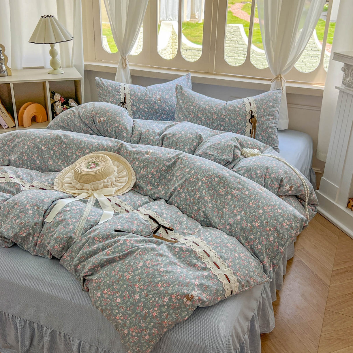 91家纺网 家纺一手货源 找家纺 老K (原美阁） 2025新款床裙款蝴蝶结细丝斜纹韩版四件套 蓝色小碎花