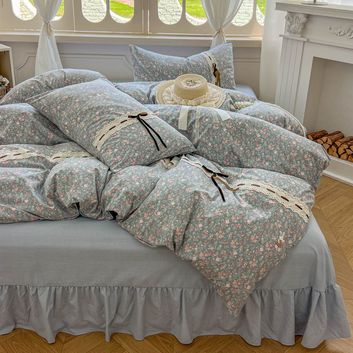 91家纺网 家纺一手货源 找家纺 老K (原美阁） 2025新款床裙款蝴蝶结细丝斜纹韩版四件套 蓝色小碎花