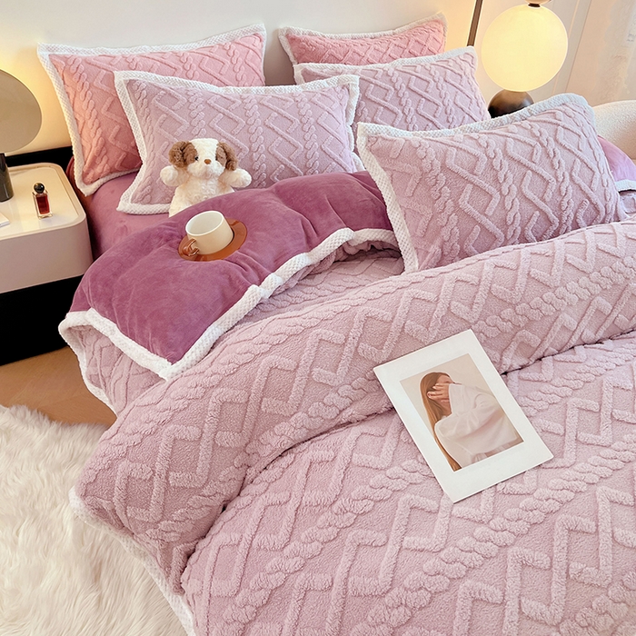 91家纺网 家纺一手货源 找家纺 贝拉梦家纺 2025新款加厚塔芙绒菱格纯色素色牛奶绒四件套 暮山紫