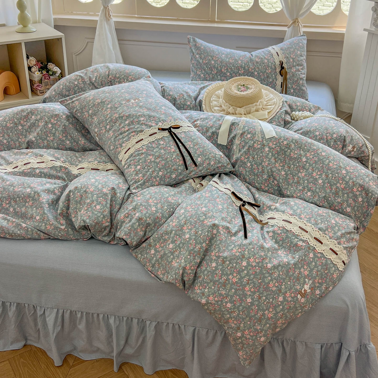 91家纺网 家纺一手货源 找家纺 老K (原美阁） 2025新款床裙款蝴蝶结细丝斜纹韩版四件套 蓝色小碎花