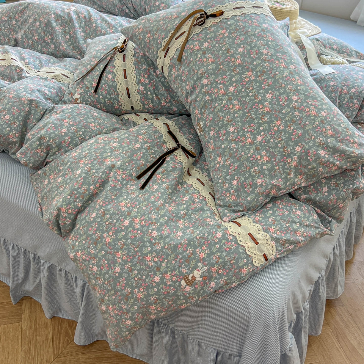 91家纺网 家纺一手货源 找家纺 老K (原美阁） 2025新款床裙款蝴蝶结细丝斜纹韩版四件套 蓝色小碎花