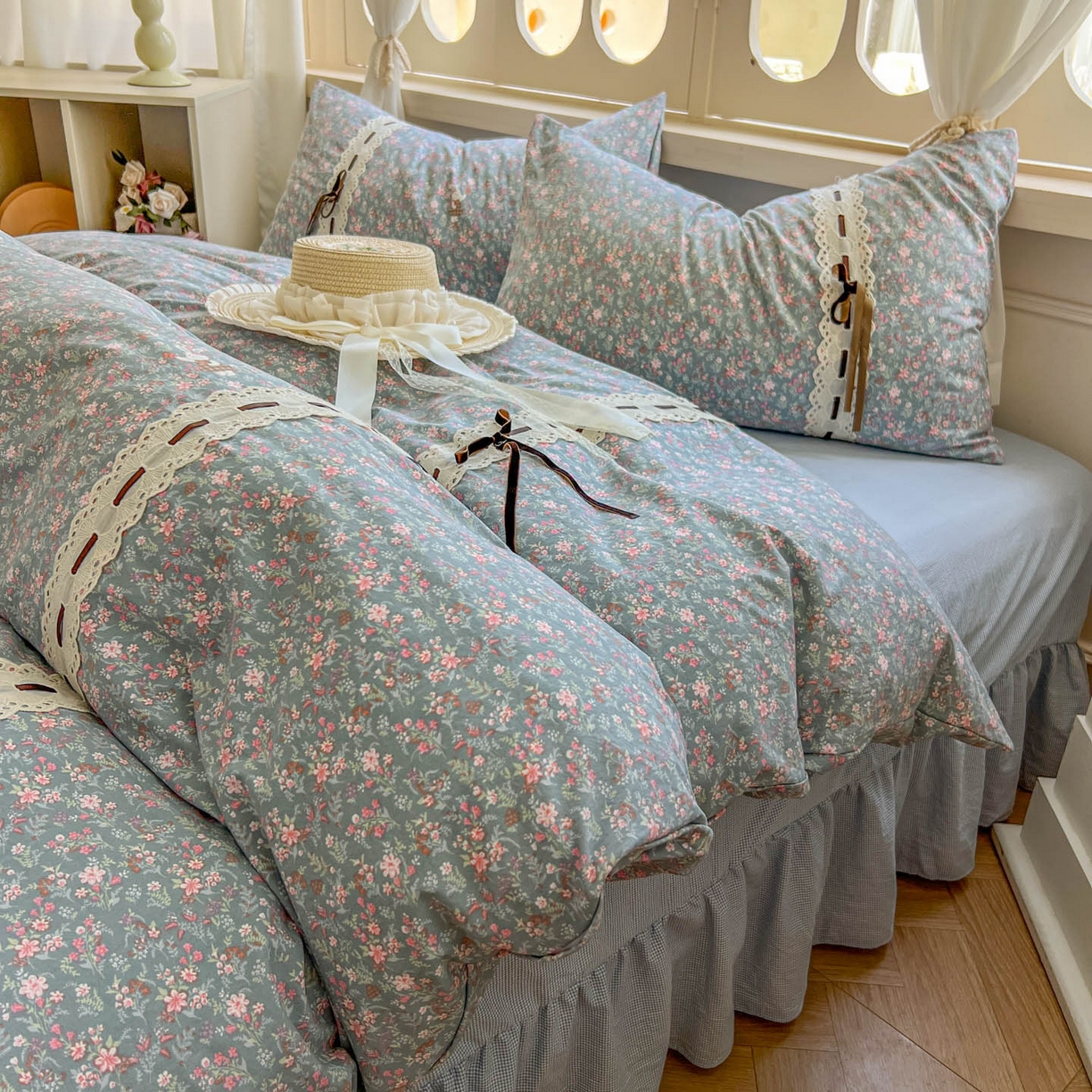 91家纺网 家纺一手货源 找家纺 老K (原美阁） 2025新款床裙款蝴蝶结细丝斜纹韩版四件套 蓝色小碎花