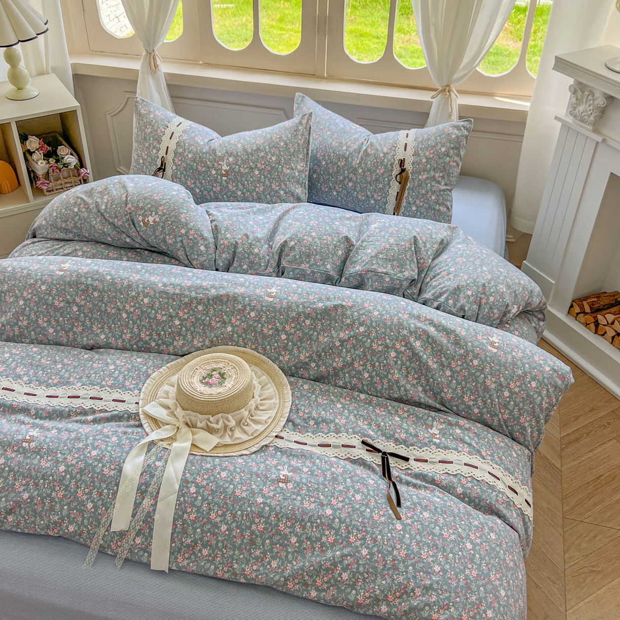 91家纺网 家纺一手货源 找家纺 老K (原美阁） 2025新款床裙款蝴蝶结细丝斜纹韩版四件套 蓝色小碎花