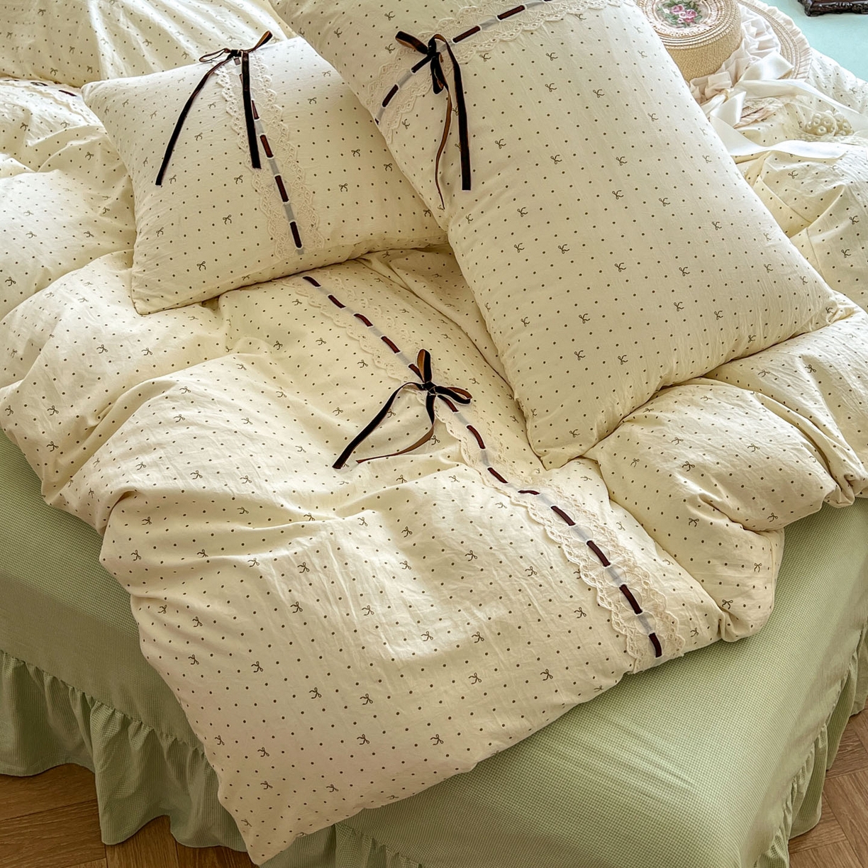 91家纺网 家纺一手货源 找家纺 老K (原美阁） 2025新款床裙款蝴蝶结细丝斜纹韩版四件套 绿色蝴蝶结