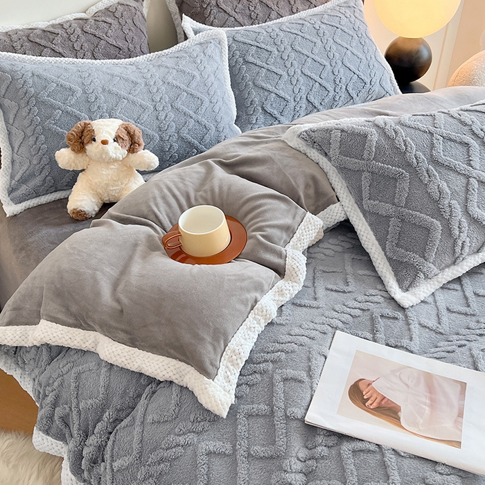 91家纺网 家纺一手货源 找家纺 贝拉梦家纺 2025新款加厚塔芙绒菱格纯色素色牛奶绒四件套 羊绒灰