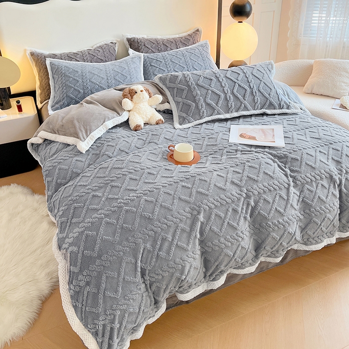 91家纺网 家纺一手货源 找家纺 贝拉梦家纺 2025新款加厚塔芙绒菱格纯色素色牛奶绒四件套 羊绒灰