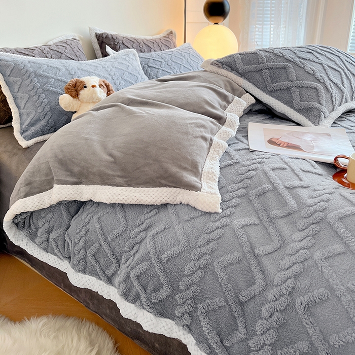 91家纺网 家纺一手货源 找家纺 贝拉梦家纺 2025新款加厚塔芙绒菱格纯色素色牛奶绒四件套 羊绒灰