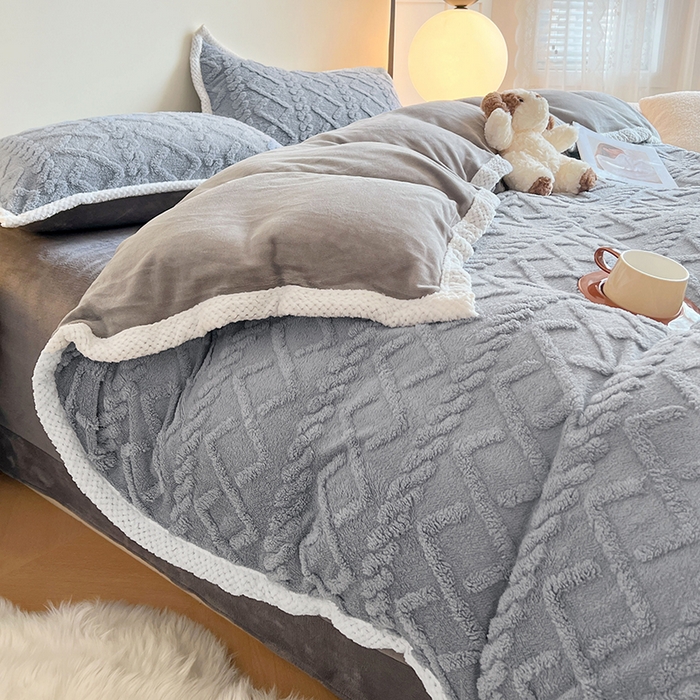 91家纺网 家纺一手货源 找家纺 贝拉梦家纺 2025新款加厚塔芙绒菱格纯色素色牛奶绒四件套 羊绒灰