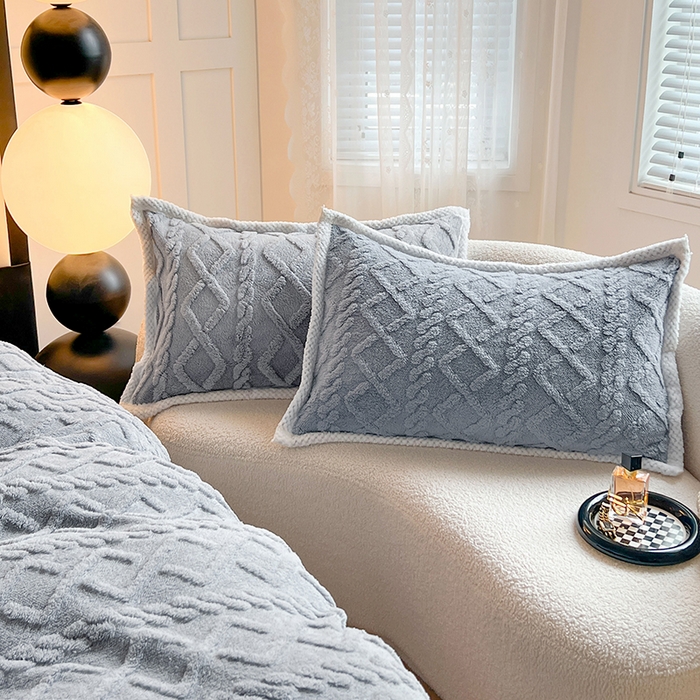 91家纺网 家纺一手货源 找家纺 贝拉梦家纺 2025新款加厚塔芙绒菱格纯色素色牛奶绒四件套 羊绒灰