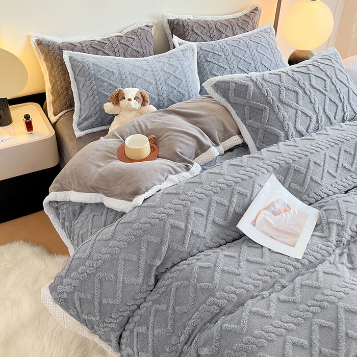 91家纺网 家纺一手货源 找家纺 贝拉梦家纺 2025新款加厚塔芙绒菱格纯色素色牛奶绒四件套 羊绒灰