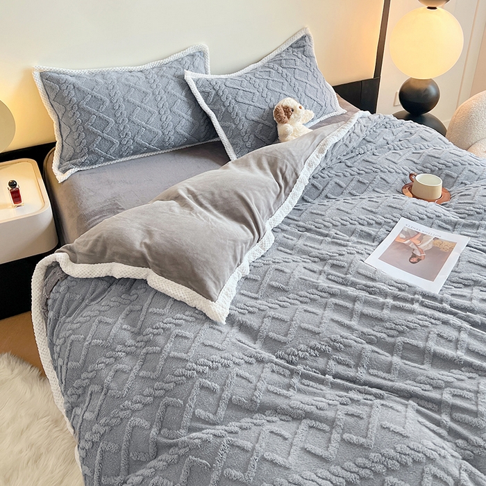 91家纺网 家纺一手货源 找家纺 贝拉梦家纺 2025新款加厚塔芙绒菱格纯色素色牛奶绒四件套 羊绒灰