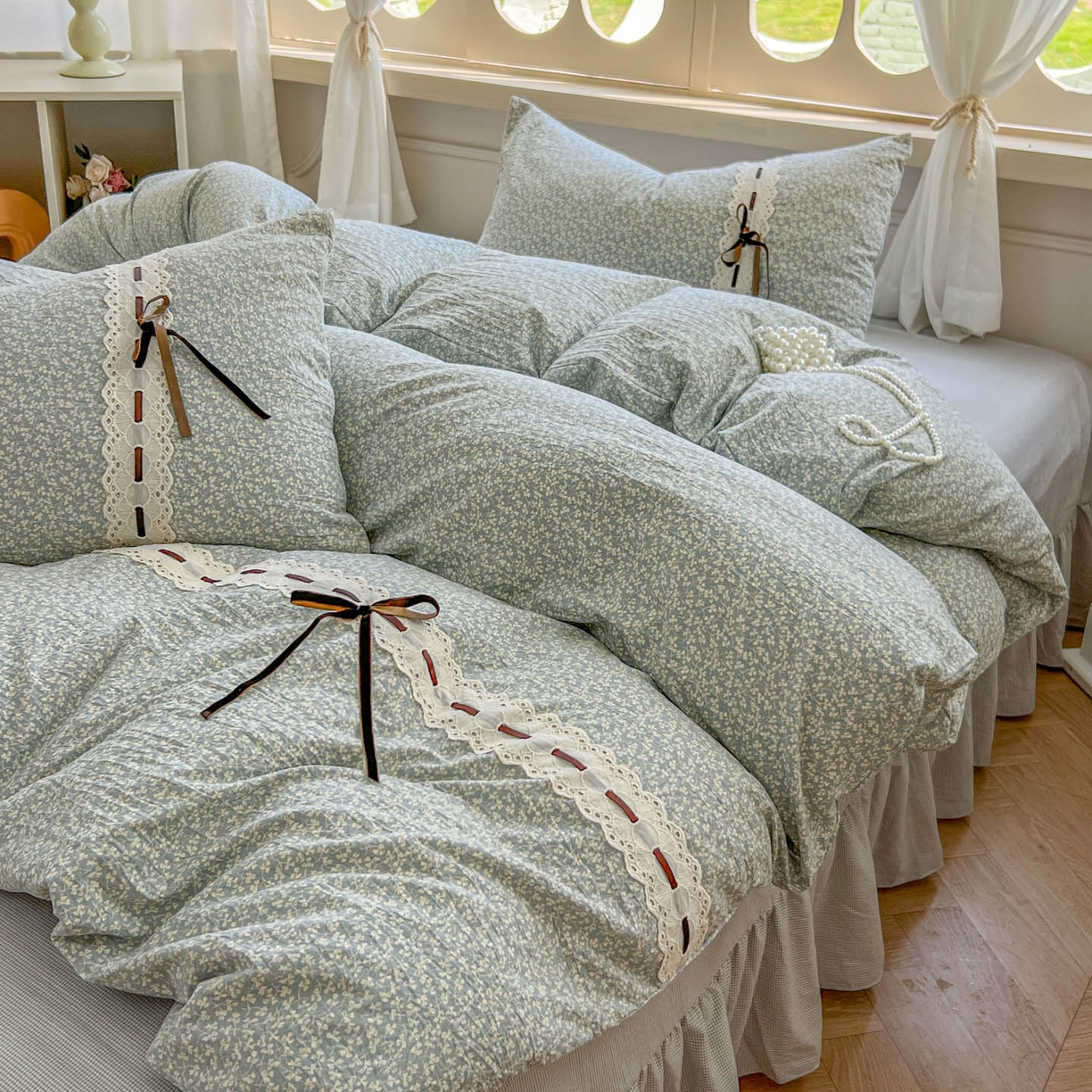 91家纺网 家纺一手货源 找家纺 老K (原美阁） 2025新款床裙款蝴蝶结细丝斜纹韩版四件套 绿色小碎花