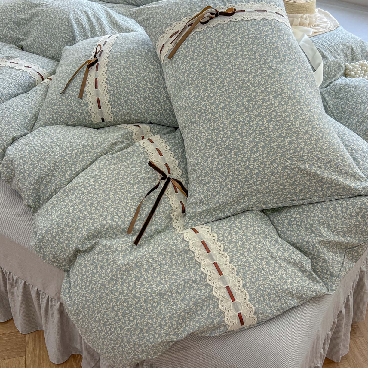 91家纺网 家纺一手货源 找家纺 老K (原美阁） 2025新款床裙款蝴蝶结细丝斜纹韩版四件套 绿色小碎花